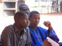 L’assemblée annuelle II: des activistes de l’AME, entre autre du bureau de Nioro, à la frontière entre la Mauritanie et le Mali (à droite) L’assemblée annuelle II: des activistes de l’AME, entre autre du bureau de Nioro, à la frontière entre la Mauritanie et le Mali (à droite)