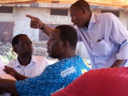 L’assemblée IV: Entretien entre des activistes de l’AME et un représentant de l’organisation sénégalaise « enda », partie prenante de la préparation de la caravane au Sénégal. L’assemblée IV: Entretien entre des activistes de l’AME et un représentant de l’organisation sénégalaise « enda », partie prenante de la préparation de la caravane au Sénégal.