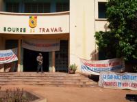 Besuch bei den streikenden Arbeitern von Huicoma im Gewerkschaftshaus von Bamako
Besuch bei den streikenden Arbeitern von Huicoma im Gewerkschaftshaus von Bamako