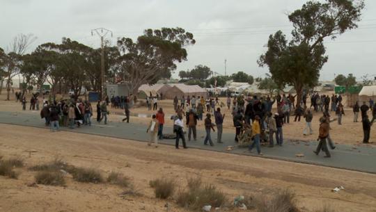 Die Situation im Flüchtlingslager Choucha an der Grenze zu Libyen ist unübersichtlich: Nachdem in der Nacht zum Sonntag (22. Mai) mindestens vier Eriträer bei einem Feuer ums Leben gekommen sind und am 23. Mai Hunderte Flüchtlinge vor den UNHCR-Büros am Rande der Zeltstadt demonstriert haben, scheint die Situation mittlerweile eskaliert zu sein: Durch Schüsse des tunesischen Militärs (ob mit scharfer Munition oder Tränengas, ist ungeklärt) sind dreißig Personen verletzt worden, davon einige schwer. Vorausgegangen war eine Blockade der Straße zwischen dem Camp und der sieben Kilometer entfernten libyschen Grenze. Zur Eskalation hat wohl auch der Umstand beigetragen, dass die Straße eine wichtige Verbindungsstraße ist und sich daher auch Teile der lokalen Bevölkerung gegen die Flüchtlinge gewandt haben. Mehr Informationen zur aktuellen Situation finden sich in der "zweiten Pressemitteilung{external}":http://afrique-europe-interact.net/index.php?article_id=465&clang=0, welche die Tunesien-Delation von Afrique-Europe-Interact und Welcome to Europe heute veröffentlicht hat.